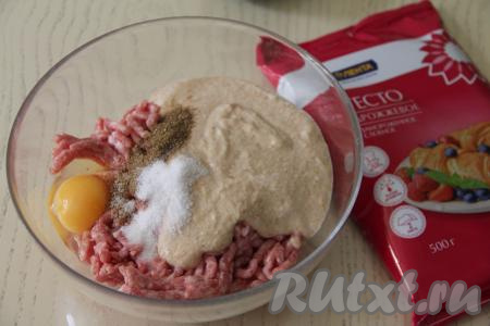Хлеб, замоченный в молоке, измельчить в измельчителе (или пропустить через мясорубку). Фарш выложить в объёмную миску, добавить измельчённый хлеб, сырое яйцо, соль и специи.