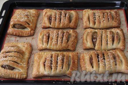 Выпекать котлеты в слоёном тесте в разогретой духовке при температуре 220 градусов минут 25 (до подрумянивания теста).