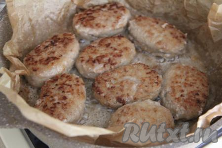 Жарить котлеты на среднем огне до золотистой корочки с двух сторон (я жарила по 7-8 минут с каждой стороны). Готовым котлетам дать остыть.