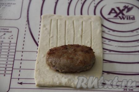 Выложить на свободный край остывшую котлету.