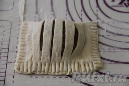 Накрыть котлету стороной теста с надрезами и хорошо скрепить края теста при помощи вилки.