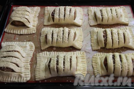 Смазать верх теста взбитым желтком, по желанию, присыпать кунжутом.