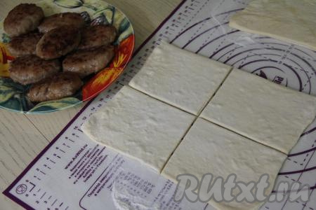 Пока мы занимались котлетами, слоёное тесто разморозилось.&nbsp;Размороженное тесто разделить на 8 частей. У меня слоёное тесто состояло из двух пластов, каждый пласт я разделила на 4 части.