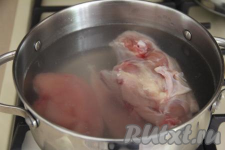 Вымытые части курицы переложить в кастрюлю, влить 2 литра воды и поставить на огонь, после закипания, убрав пену, варить бульон минут 40-45 на небольшом огне.