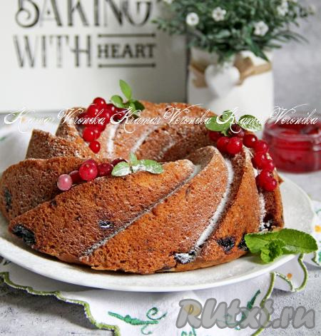 А затем нежный, в меру влажный, вкусный кекс, приготовленный с творогом и вишней, нарезать на кусочки и подать к чаю.