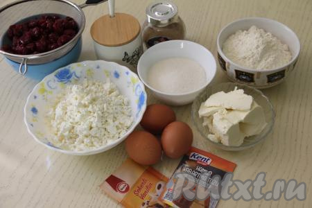 Подготовить продукты для приготовления кекса с творогом и вишней. Творог можно взять любой жирности и консистенции. Сливочное масло нужно заранее достать из холодильника, чтобы оно стало мягким при комнатной температуре. Свежую вишню вымыть, удалить косточки, откинуть на дуршлаг, чтобы стекла лишняя жидкость. Если вы будете печь кекс с замороженной вишней, тогда ягоды нужно разморозить и откинуть на дуршлаг, чтобы стекла лишняя жидкость. 