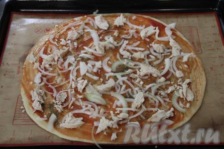 Очищенный лук нарезать полукольцами, куриное мясо - на тонкие пласты. Помидоры вымыть, нарезать на кружочки (или полукружочки). На первую основу для пиццы, разложить весь нарезанный лук, рядом выложить половину нарезанного куриного мяса.