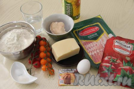 Подготовить продукты для приготовления пиццы с курицей и беконом. Куриное филе промыть водой, переложить в кастрюлю, залить полностью водой, поставить на огонь, после закипания подсолить воду и варить мясо на небольшом огне 20-25 минут.&nbsp;