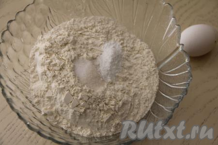 Прежде всего замесим бездрожжевое тесто для пиццы, для этого нужно просеять в миску муку, добавить соль, сахар и разрыхлитель, перемешать.&nbsp;