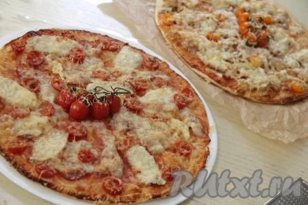 Выпекать пиццы с курицей и беконом в духовке, разогретой до 200 градусов, минут 12.&nbsp;