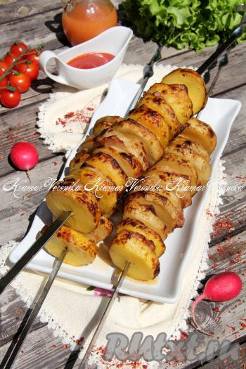 Готовый&nbsp; шашлык из картошки с салом можно подать в горячем виде прямо на шампурах, дополнив любимым соусом.