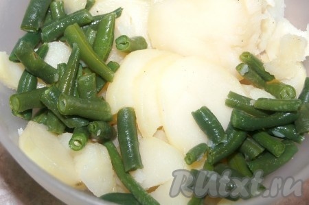 Очищенный картофель нарезать крупными кружочками.

Стручковую фасоль (свежую или замороженную) отварить в кипящей воде в течение 3-х минут и сразу опустить в холодную воду, чтобы она сохранила свой цвет и оставалась жесткой. Добавить к нарезанному картофелю.