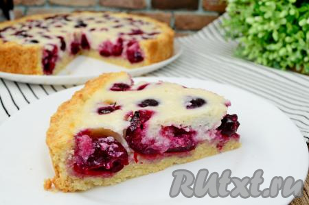 А вот как эта выпечка выглядит в разрезе. В меру тонкое песочное тесто и сочная, нежнейшая начинка из творога и черешни делают этот пирог наивкуснейшим. Такая выпечка просто тает во рту!