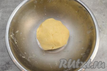 Быстро собрать песочное тесто в ком, вымешивать его не нужно. Тесто должно получиться мягким, едва липнущим к ладоням. Если тесто получилось жидковатым и не собирается в ком, тогда можно добавить немного муки (половину столовой ложки) и, наоборот, если тесто рассыпчатое, тогда  влейте примерно 1 столовую ложку холодной воды. Я ничего, кроме указанных ингредиентов, не добавляла, тесто сразу собралось в ком.