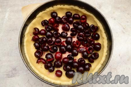 Выложить черешню в один слой на тесто.