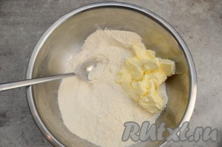 В миску с сухими ингредиентами добавить сливочное масло комнатной температуры.