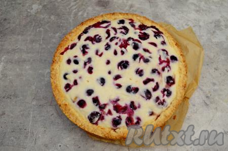 Форму с готовым пирогом достать из духовки, оставить минут на 5, затем аккуратно снять бортики формы. Дать выпечке полностью остыть, за это время начинка из творога и черешни полностью стабилизируется и пирог в дальнейшем будет хорошо нарезаться на кусочки.