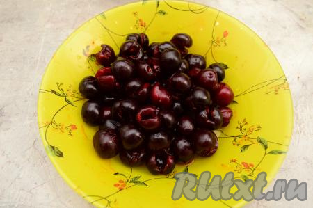 Свежую черешню вымыть, удалить косточки. Если у вас замороженная черешня без косточек и на ней нет большого количества льда, значит её можно не размораживать.&nbsp;