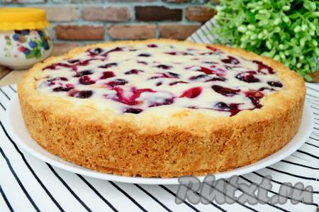 Перед подачей переложить аппетитный песочный пирог с черешней и творогом на тарелку.