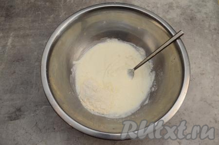 Перемешать творожную заливку до однородности (я обычно перемешиваю вилкой), затем всыпать муку и ещё раз перемешать творожную заливку.