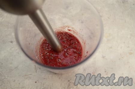 Погружным блендером пробить черешню и банан до получения однородной массы.&nbsp;Пробиваем не менее 2 минут, то отпуская, то поднимая блендер. Черешня должна превратиться в пюре.