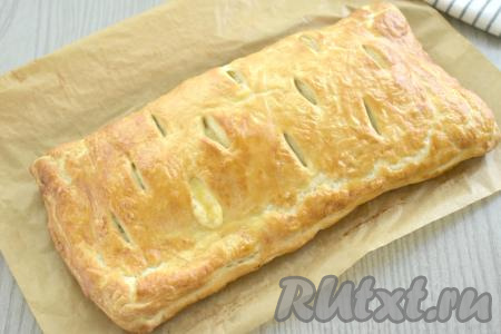 Отправляем пирог с грибами и сыром в прогретую до 180 градусов духовку на 25 минут (до зарумянивания слоёного теста).