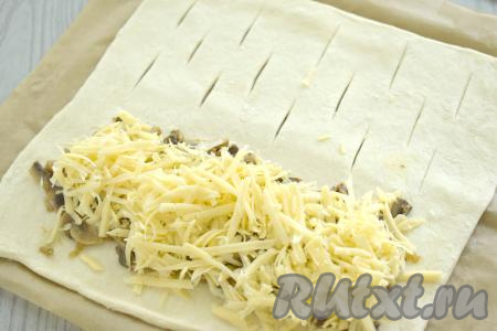 Сверху посыпаем грибы сыром, натёртым на крупной тёрке.