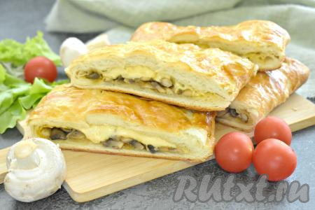 Вкусный пирог с ароматной, сытной начинкой из грибов и сыра достаём из духовки, нарезаем на кусочки и горячим подаём к столу. Уверена, такая выпечка из слоёного теста понравится многим!