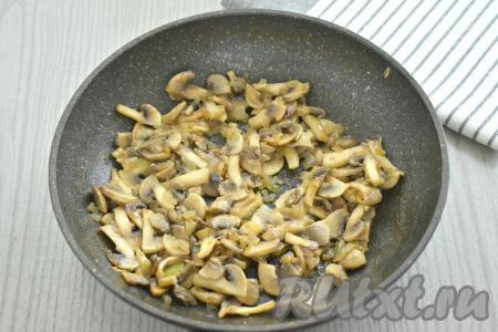 Обжариваем грибы, иногда помешивая, до полного испарения жидкости (я обжаривала 8 минут). Готовую начинку из грибов и лука убираем с огня и полностью остужаем.