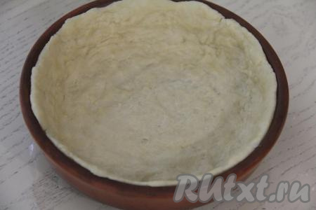 Выложить тесто в форму (я выпекала в керамической форме диаметром 20 сантиметров) и, распределив тесто по дну формы, сформировать бортик.&nbsp;