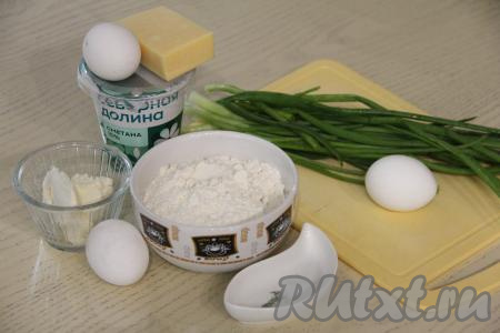 Подготовить продукты. Зелёный лук вымыть, обсушить. 1 яйцо, которое будем использовать в начинке, нужно заранее сварить вкрутую (варить после начала кипения воды минут 10), а затем дать ему остыть и очистить.&nbsp;