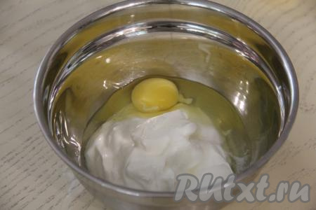 Для приготовления заливки нужно в отдельной ёмкости соединить сметану и яйцо, посолить, перемешать сметанную заливку.&nbsp;