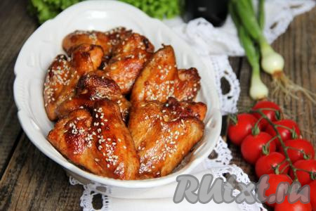 Аппетитные, вкусные куриные крылышки, приготовленные в соусе "Терияки", достать из духовки, переложить на тарелку и подать к столу в горячем виде, дополнив гарниром на ваш выбор.