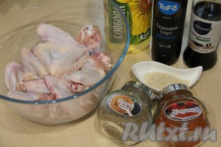 У крылышек отрезать самый верхний сустав, в нём нет мяса, а только кости и кожа. Промыть крылья под проточной водой и немного обсушить.