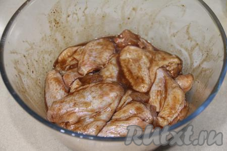 Перемешать крылышки с маринадом и оставить мариноваться минимум на 2 часа в прохладном месте.