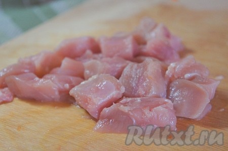 Куриное филе нарезать на средние кусочки. Добавить к овощам и тушить ещё 5-7 минут. При желании можно предварительно обжарить мясо с добавлением масла, но мы не будем обжаривать, так плов получится более диетическим.