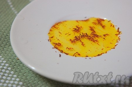 Шафран замочить в столовой ложке кипячёной воды и оставить на 3-5 минут.