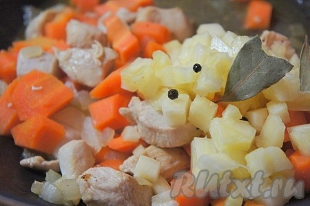 Ананас нарезать мелким кубиком, добавить в плов. Добавить перец горошком, лавровый лист, соль, перемешать и тушить ещё 3-5 минут. При необходимости добавьте немного воды.