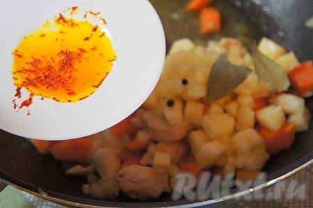 Добавить в плов шафран, перемешать, тушить ещё 3-5 минут.
