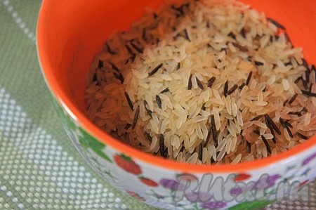 Рис тщательно промыть до прозрачности воды.