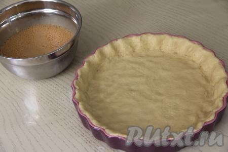 Тесто выложить в форму для выпечки диаметром 25 сантиметров. Сформировать невысокий бортик.
