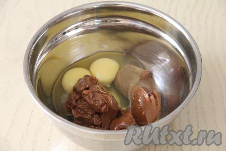 Для получения начинки в достаточно глубокой миске соединить яйца и варёную сгущёнку, перемешать.