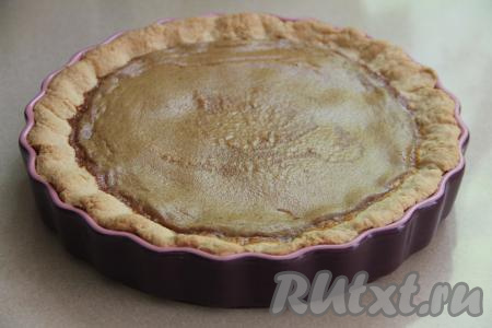 Выпекать песочный пирог с варёной сгущёнкой примерно 40 минут.&nbsp;