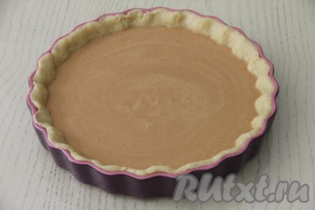 Наколоть вилкой тесто на дне формы (это нужно для того, чтобы в процессе выпечки тесто не вздувалось). Поверх теста влить начинку из варёной сгущёнки и яиц, разровнять. Поставить форму в духовку, разогретую до 180 градусов.&nbsp;