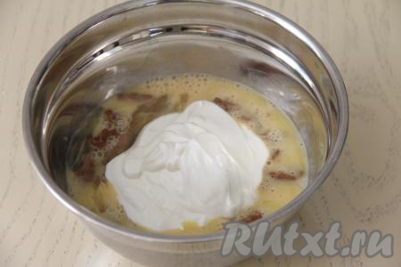 В смесь варёной сгущёнки и яиц добавить сметану, пробить массу погружным блендером до однородности и начинка для песочного пирога готова.