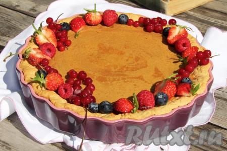 Достать готовую выпечку из духовки, дать ей остыть, как минимум, в течение 2 часов. А затем украсить по своему вкусу (я украсила ягодами), нарезать на части и можно подавать к столу.