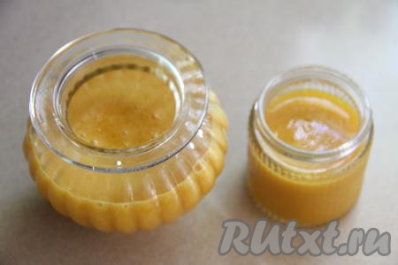 Разлить курд по баночкам. После остывания до комнатной температуры закрытые баночки убрать в холодильник на ночь.&nbsp;