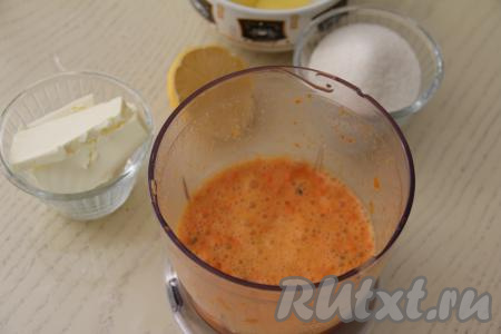 Подготовленную облепиху измельчить в измельчителе до получения пюре. Можно измельчить облепиху и с помощью погружного блендера.