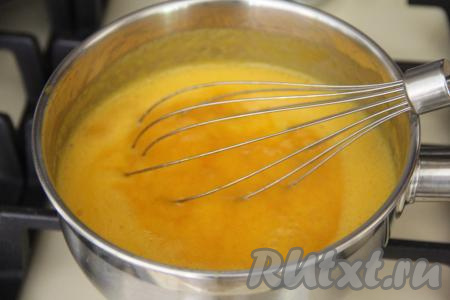 Постоянно перемешивая, довести массу до кипения и убавить до минимума огонь.