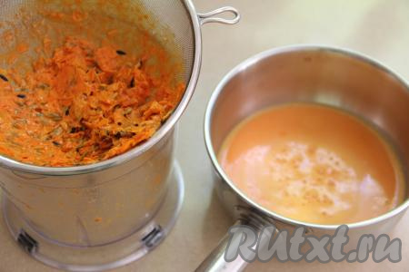 Поставить сито поверх небольшого сотейника, в котором в дальнейшем будете варить курд. В сито аккуратно выложить облепиховую массу, перетереть ложкой. В сите останется практически сухой жмых с косточками, он нам не понадобится для приготовления курда. В сотейнике у нас будет сок и пюре из облепихи.